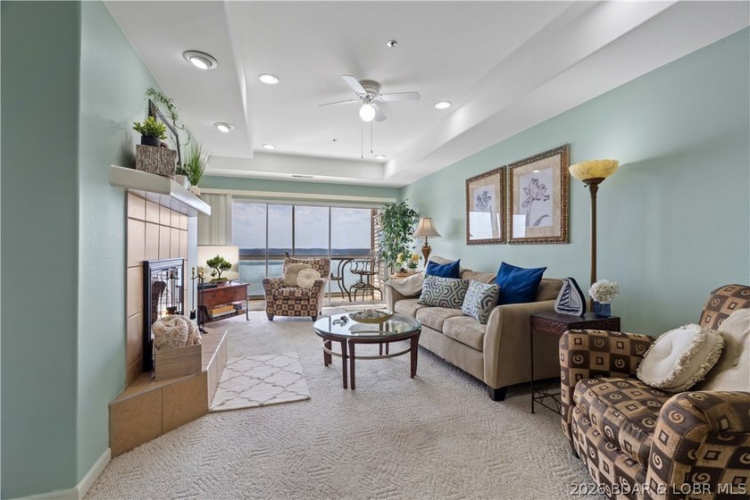 Enjoy easy lake living from this well-maintained, fully - photo 3