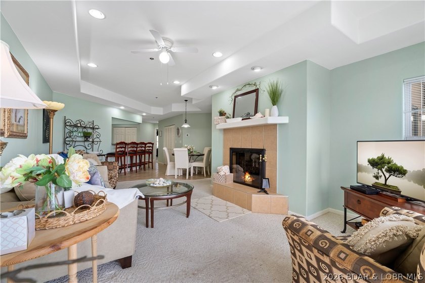 Enjoy easy lake living from this well-maintained, fully - photo 4