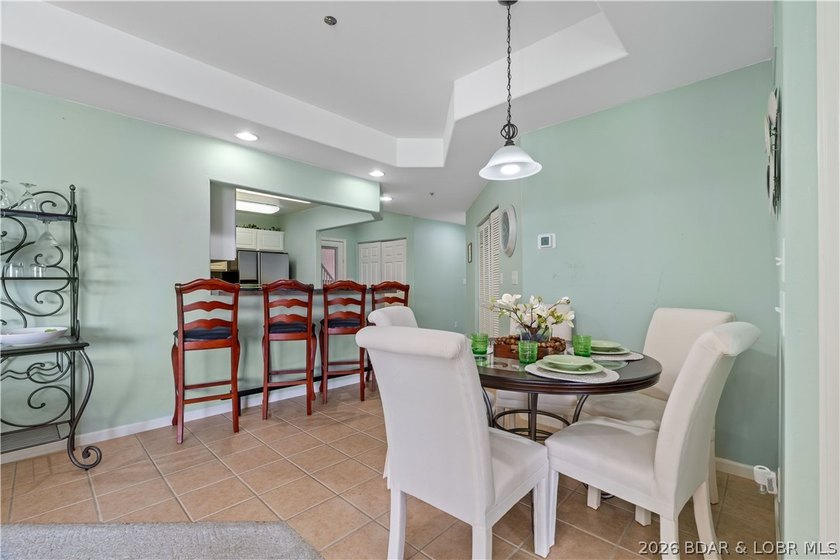 Enjoy easy lake living from this well-maintained, fully - photo 7