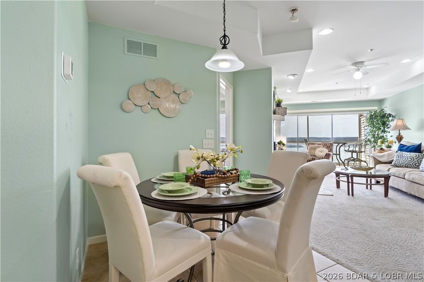 Enjoy easy lake living from this well-maintained, fully - photo 8