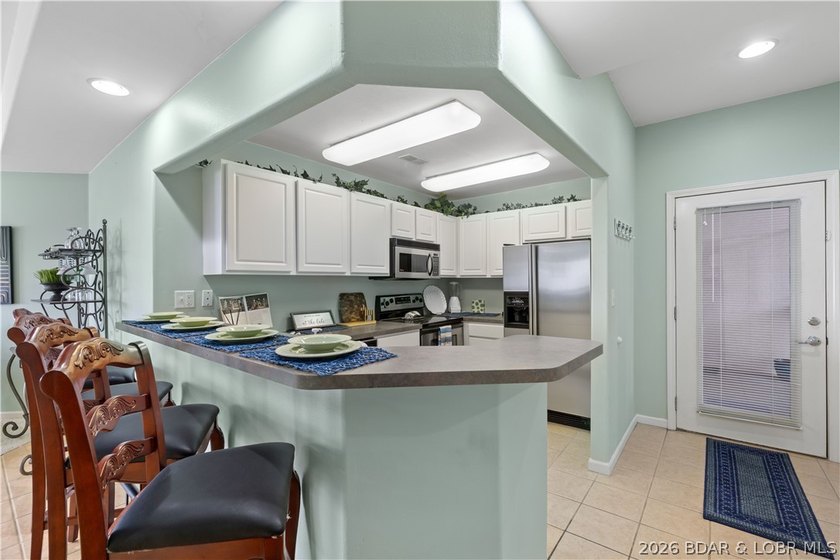 Enjoy easy lake living from this well-maintained, fully - photo 10