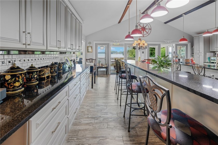 A rare and refined offering on Lake Keowee-this UNRESTRICTED 4BR - photo 15