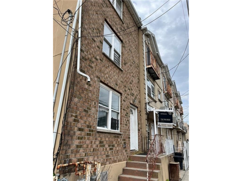 Great 2 family for living or investment 3bedrooms over 2 - photo 4