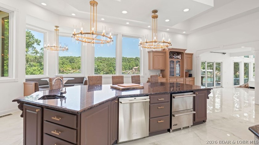 Luxury lakefront home located in a highly sought-after cove at - photo 4