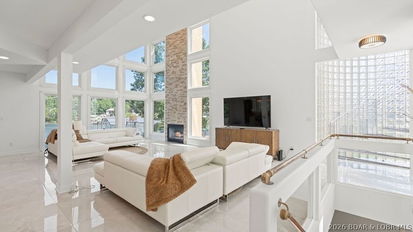 Luxury lakefront home located in a highly sought-after cove at - photo 5
