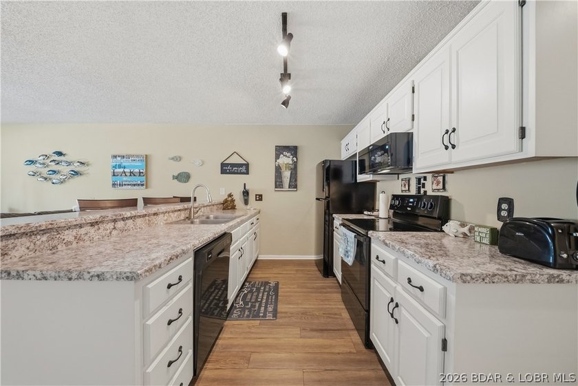 Fresh &amp; inviting 2BR/2BA waterfront condominium at the 21MM! - photo 11