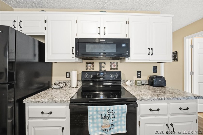 Fresh &amp; inviting 2BR/2BA waterfront condominium at the 21MM! - photo 12