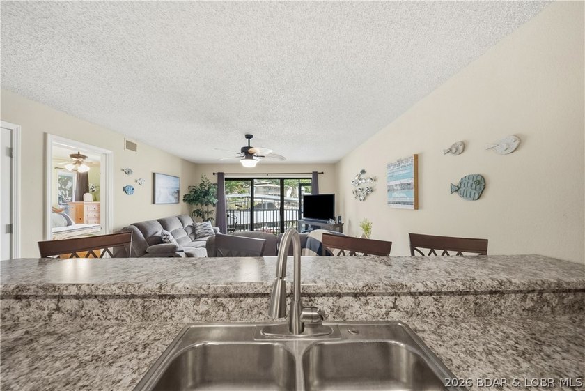 Fresh &amp; inviting 2BR/2BA waterfront condominium at the 21MM! - photo 13