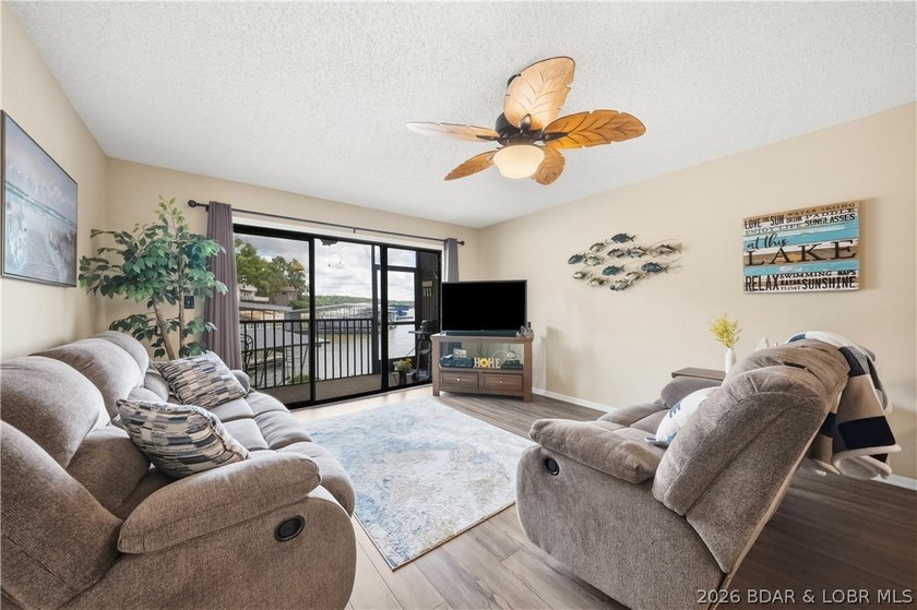 Fresh &amp; inviting 2BR/2BA waterfront condominium at the 21MM! - photo 14