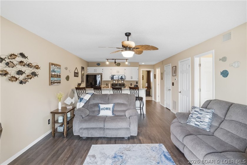Fresh &amp; inviting 2BR/2BA waterfront condominium at the 21MM! - photo 15