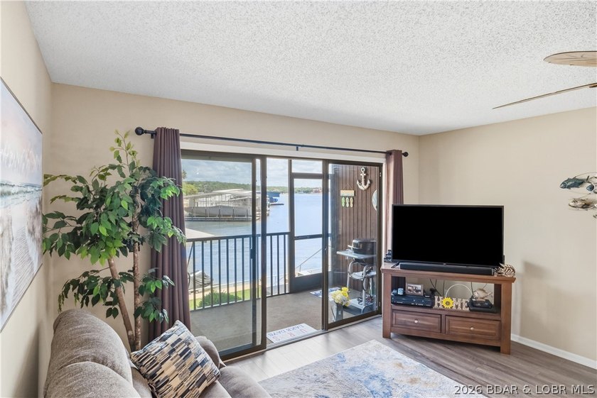 Fresh &amp; inviting 2BR/2BA waterfront condominium at the 21MM! - photo 16