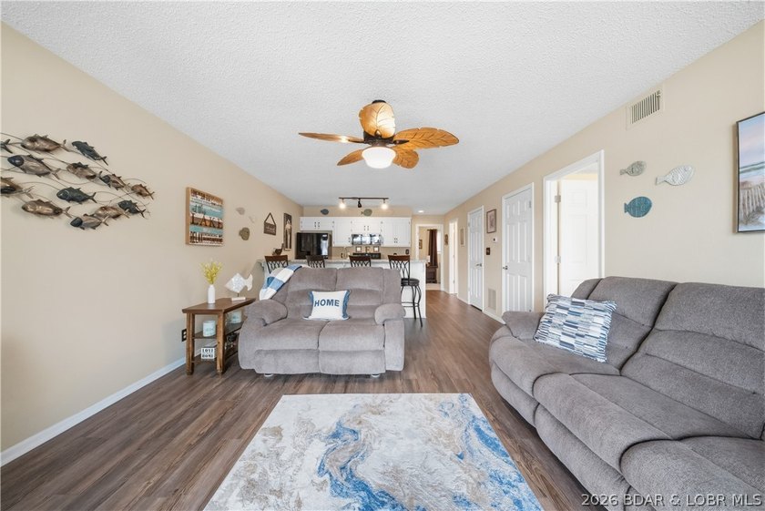 Fresh &amp; inviting 2BR/2BA waterfront condominium at the 21MM! - photo 18
