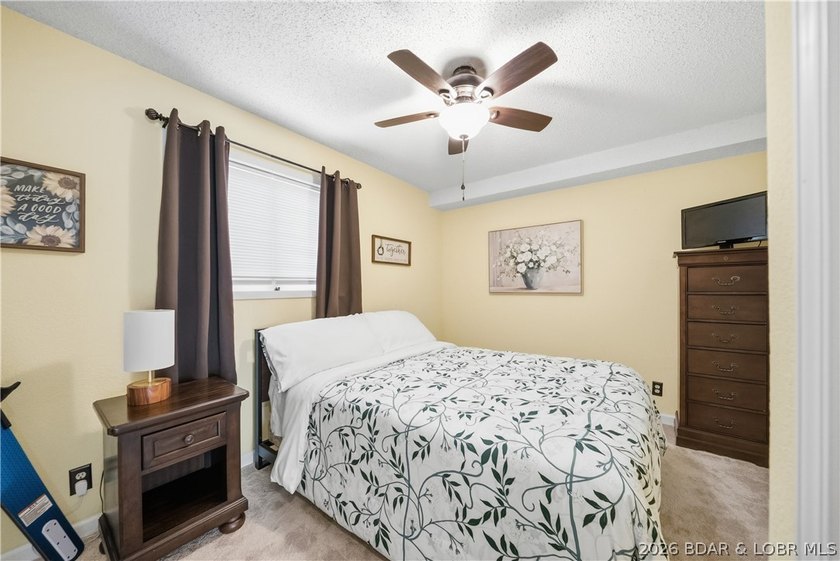 Fresh &amp; inviting 2BR/2BA waterfront condominium at the 21MM! - photo 21