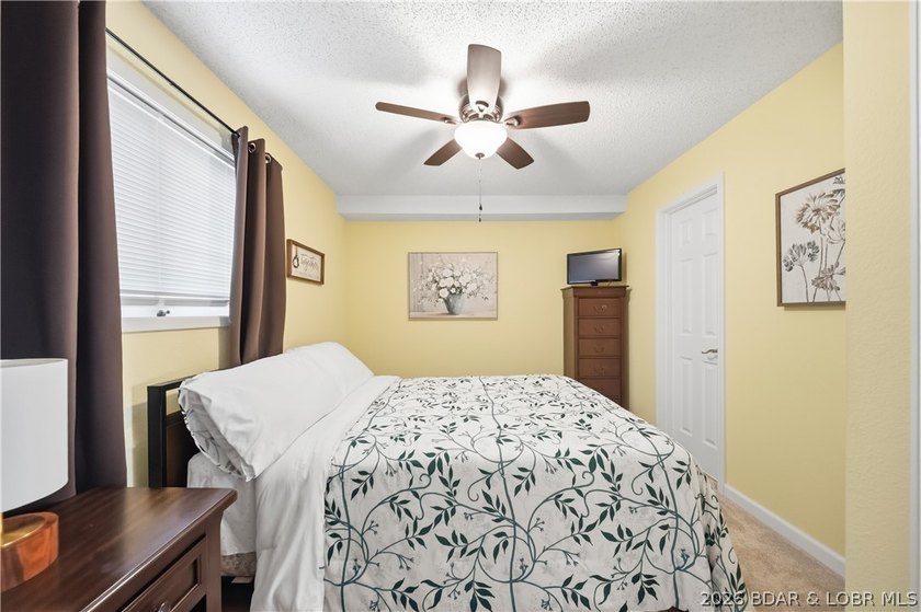 Fresh &amp; inviting 2BR/2BA waterfront condominium at the 21MM! - photo 22