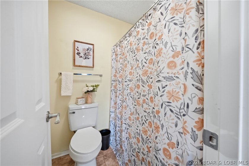 Fresh &amp; inviting 2BR/2BA waterfront condominium at the 21MM! - photo 29