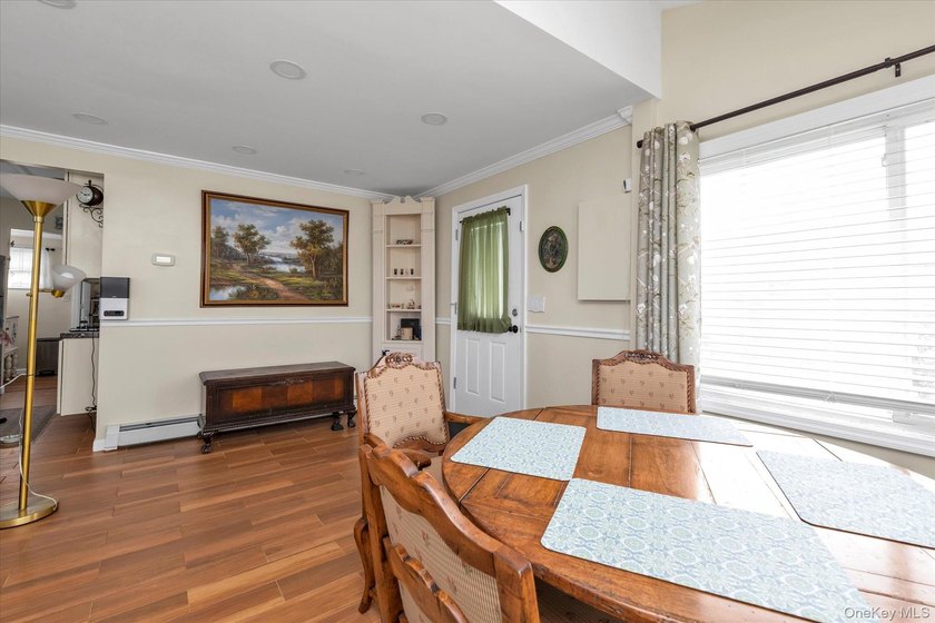 Welcome to 27 Edwin Court. A charming bungalow set on a rare - photo 4