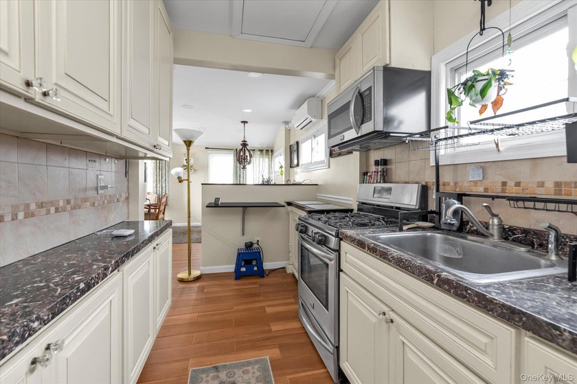 Welcome to 27 Edwin Court. A charming bungalow set on a rare - photo 6