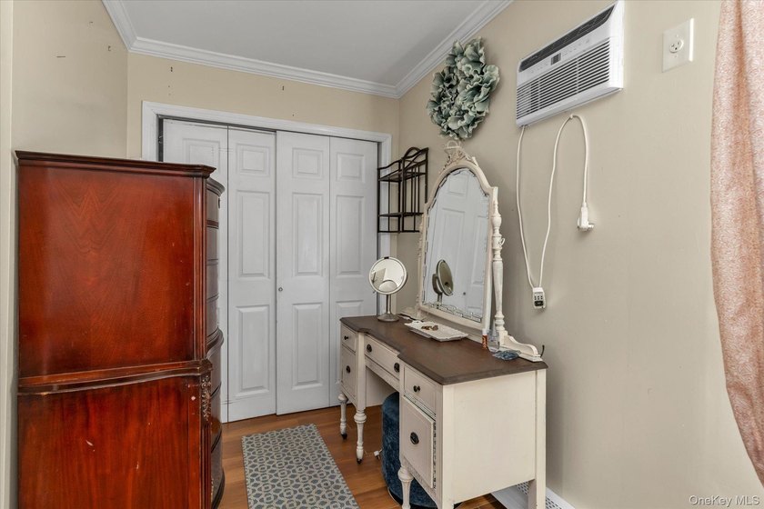 Welcome to 27 Edwin Court. A charming bungalow set on a rare - photo 8