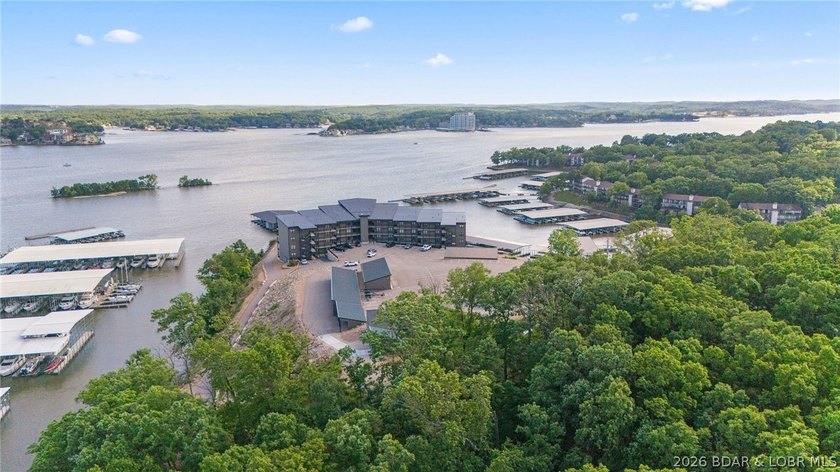 UPSCALE LAKEFRONT CONDO! Discover style with this 2023-built - photo 4
