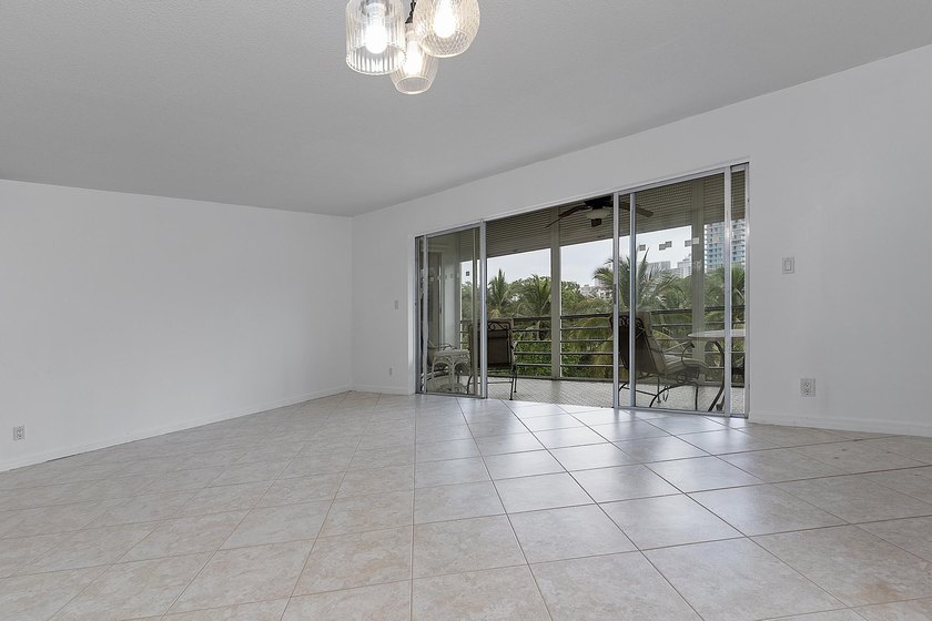 Beautifully renovated 2/2 in the heart of Hallandale Beach, just - photo 11
