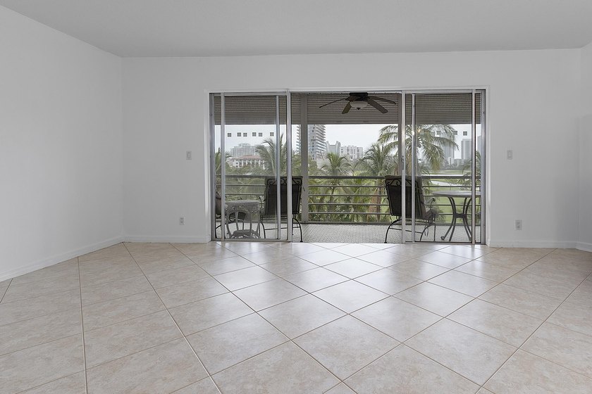Beautifully renovated 2/2 in the heart of Hallandale Beach, just - photo 12