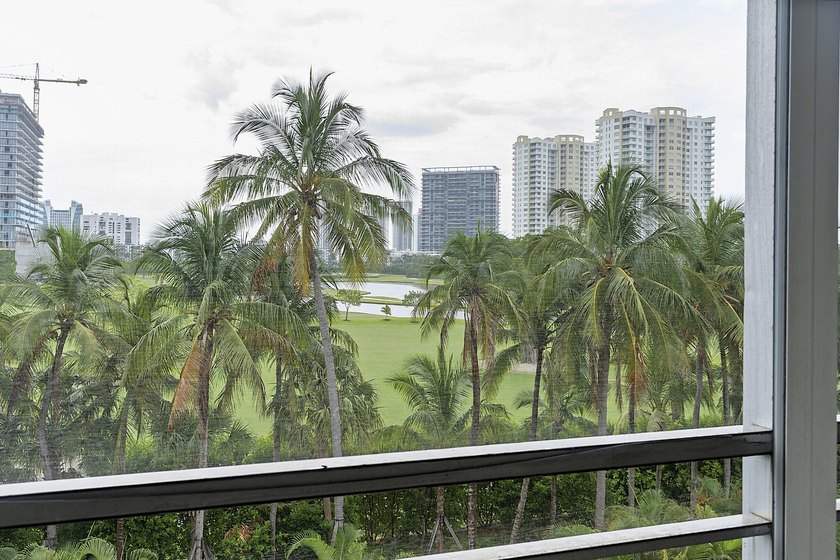 Beautifully renovated 2/2 in the heart of Hallandale Beach, just - photo 16