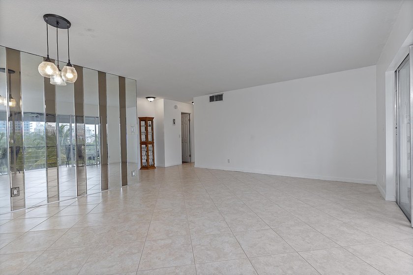 Beautifully renovated 2/2 in the heart of Hallandale Beach, just - photo 20