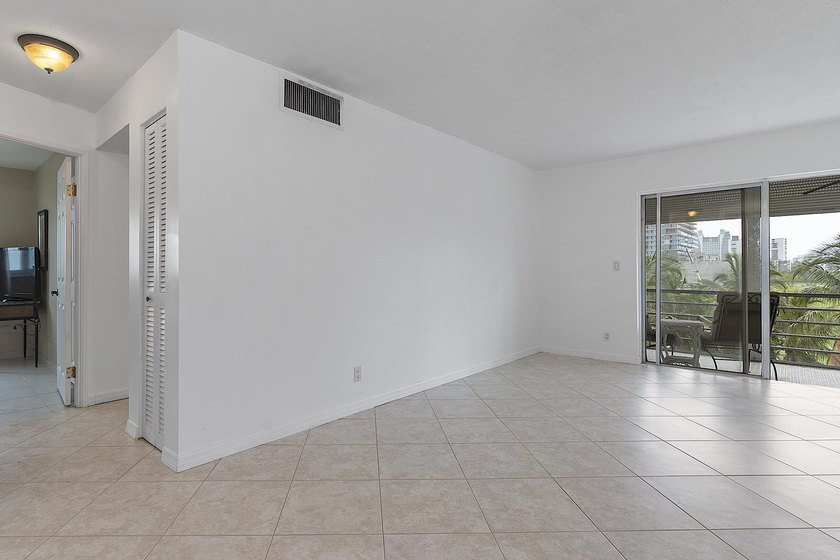 Beautifully renovated 2/2 in the heart of Hallandale Beach, just - photo 21