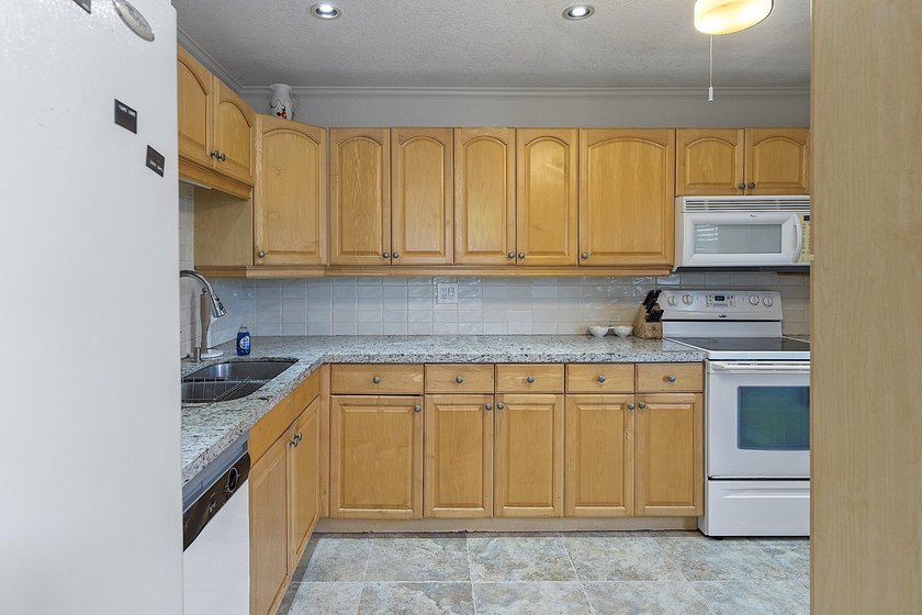 Beautifully renovated 2/2 in the heart of Hallandale Beach, just - photo 22