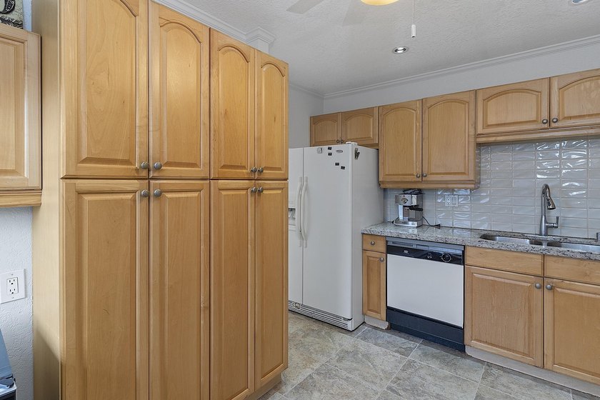 Beautifully renovated 2/2 in the heart of Hallandale Beach, just - photo 24