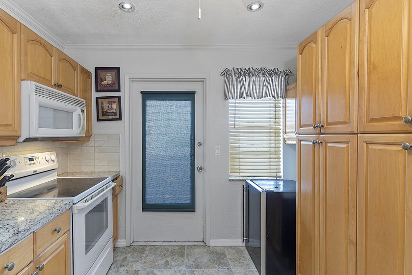 Beautifully renovated 2/2 in the heart of Hallandale Beach, just - photo 26