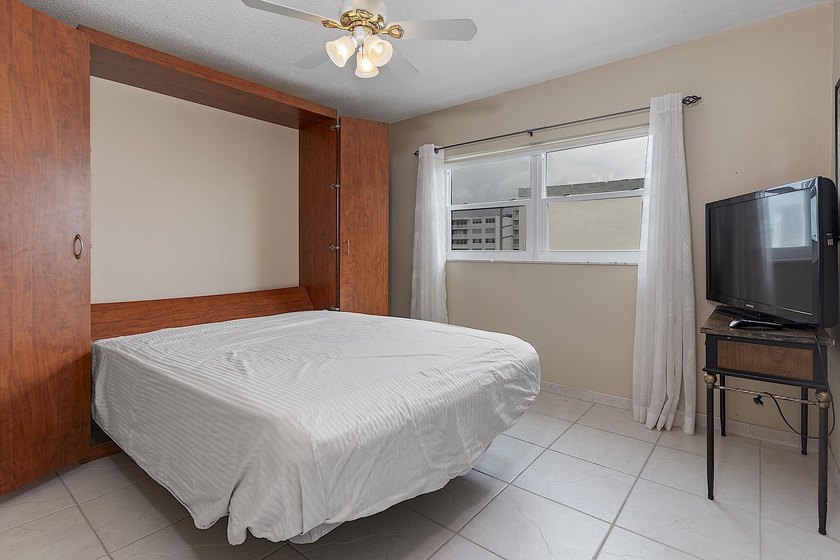 Beautifully renovated 2/2 in the heart of Hallandale Beach, just - photo 30