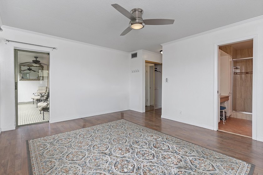 Beautifully renovated 2/2 in the heart of Hallandale Beach, just - photo 37