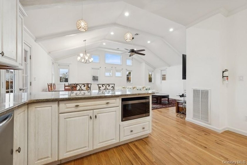 Welcome Home! To this Contemporary raised house has 3 bedrooms/2 - photo 2