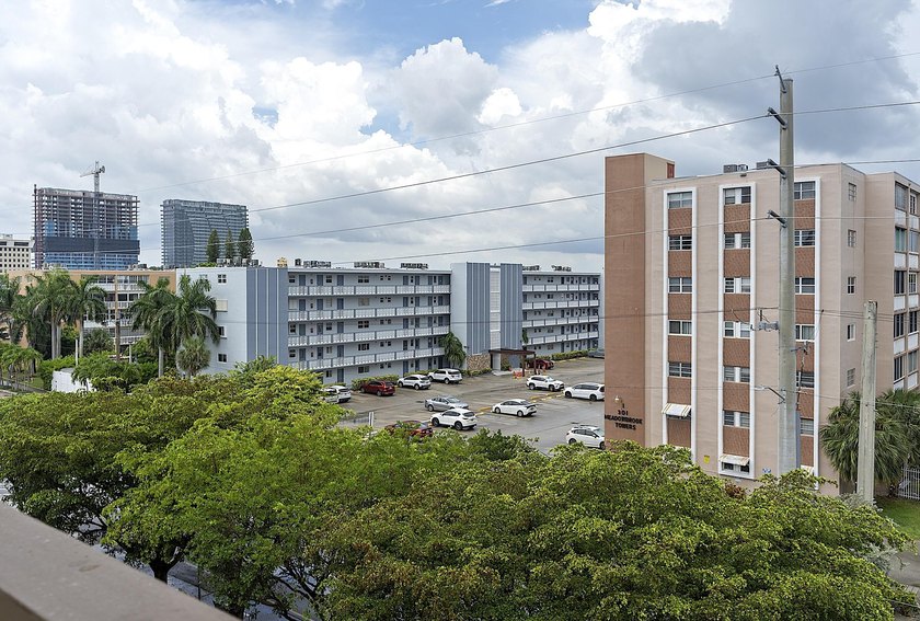 Beautifully renovated 2/2 in the heart of Hallandale Beach, just - photo 42