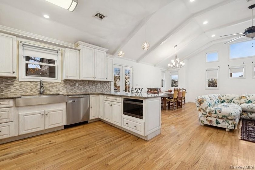 Welcome Home! To this Contemporary raised house has 3 bedrooms/2 - photo 3