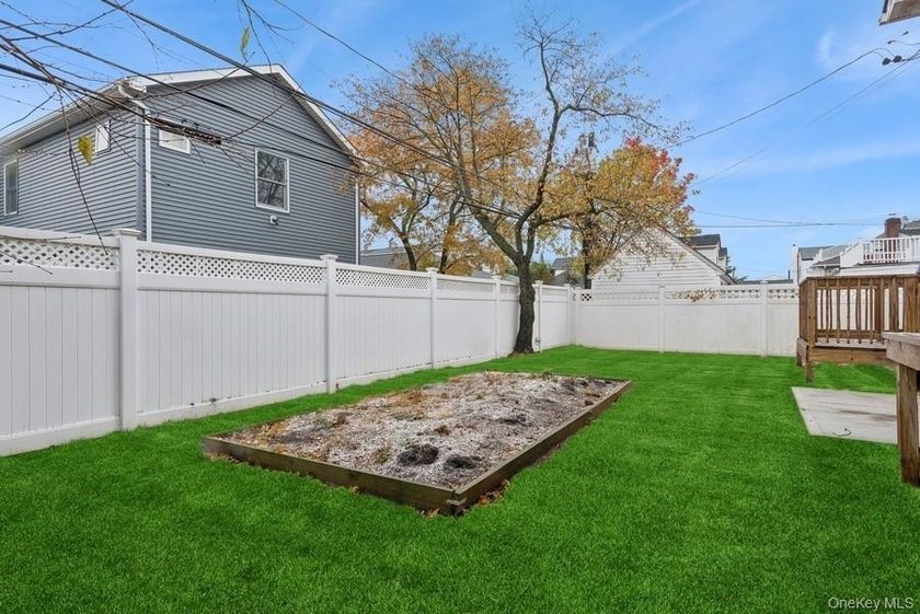 Welcome Home! To this Contemporary raised house has 3 bedrooms/2 - photo 4