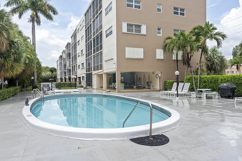Beautifully renovated 2/2 in the heart of Hallandale Beach, just - photo 44