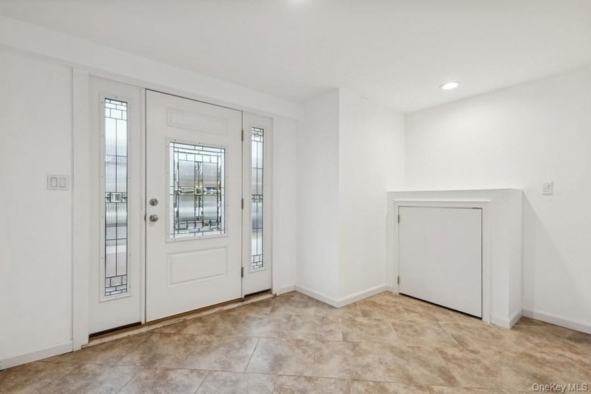 Welcome Home! To this Contemporary raised house has 3 bedrooms/2 - photo 5