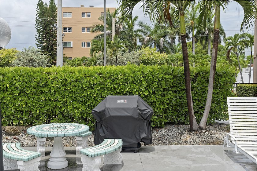 Beautifully renovated 2/2 in the heart of Hallandale Beach, just - photo 45