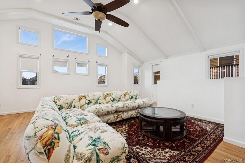 Welcome Home! To this Contemporary raised house has 3 bedrooms/2 - photo 6