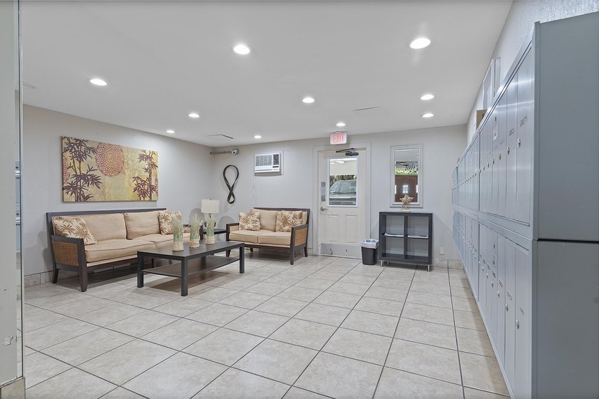 Beautifully renovated 2/2 in the heart of Hallandale Beach, just - photo 47