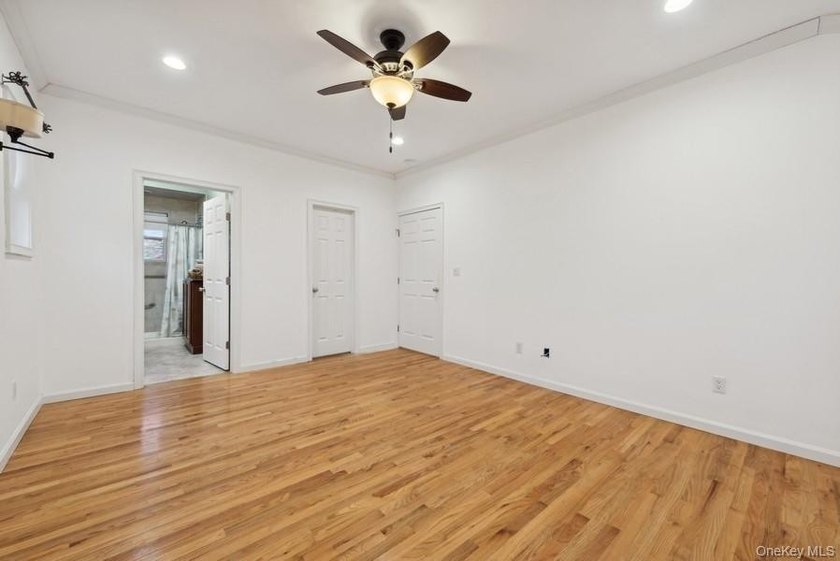 Welcome Home! To this Contemporary raised house has 3 bedrooms/2 - photo 8