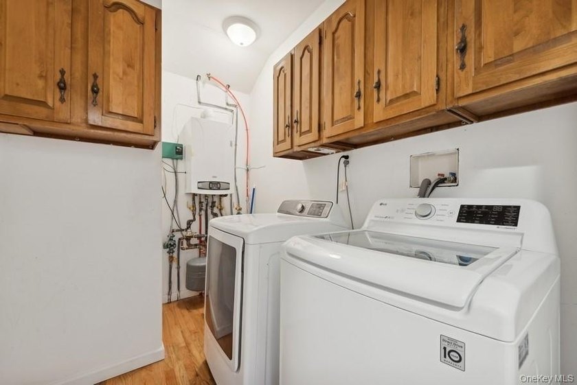 Welcome Home! To this Contemporary raised house has 3 bedrooms/2 - photo 9