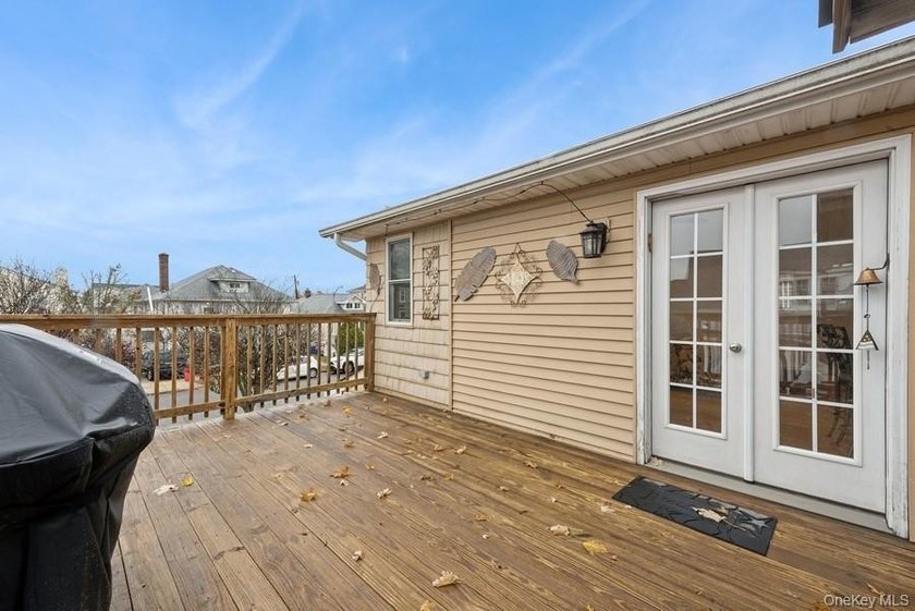 Welcome Home! To this Contemporary raised house has 3 bedrooms/2 - photo 10