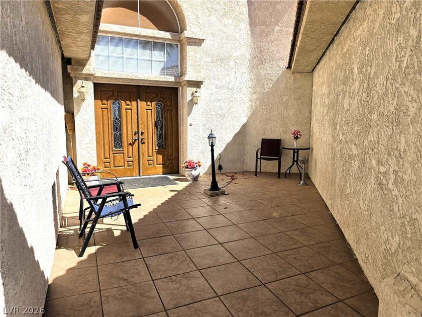 No HOA. 2455 Sqft, 3 Bedrooms and 2 1/2 Baths, featuring a blend - photo 2