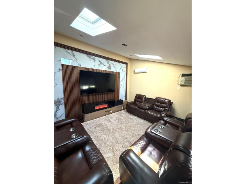 Come check out this Move-in ready with masterpiece upgrades - photo 3