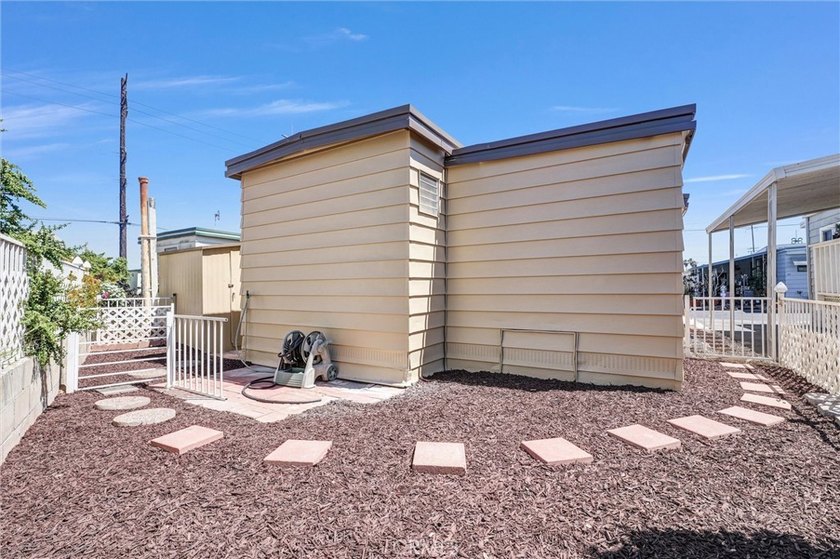 Spacious single-wide 3 bedrooms, 1 bath mobile home located in - photo 20