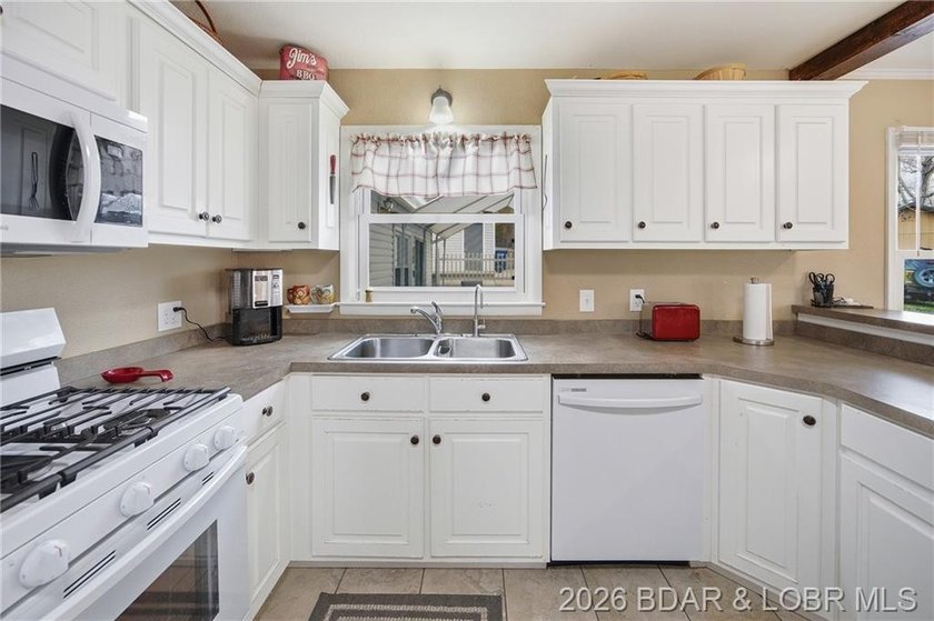 Seller has transformed this older home into a very comfortable - photo 8