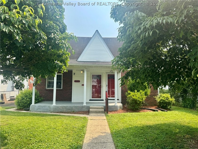 Welcome home to this charming 5 bdr 2.5 bath residense that - photo 2